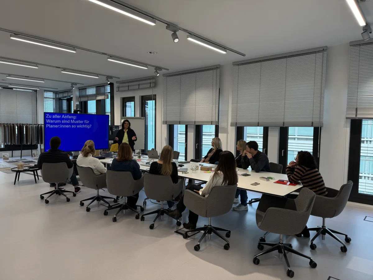 Impulsvortrag von hej.build zum Thema "Warum sind Muster für Planer:innen so wichtig?" vor dem Tarkett-Team im Konferenzraum.