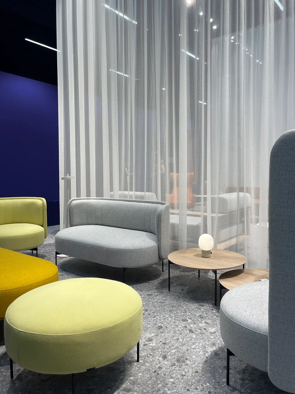 Moderne Sitzmöbel von Softline auf der Orgatec. Bunte Polstermöbel und minimalistische Tische in einem elegant gestalteten Ambiente.