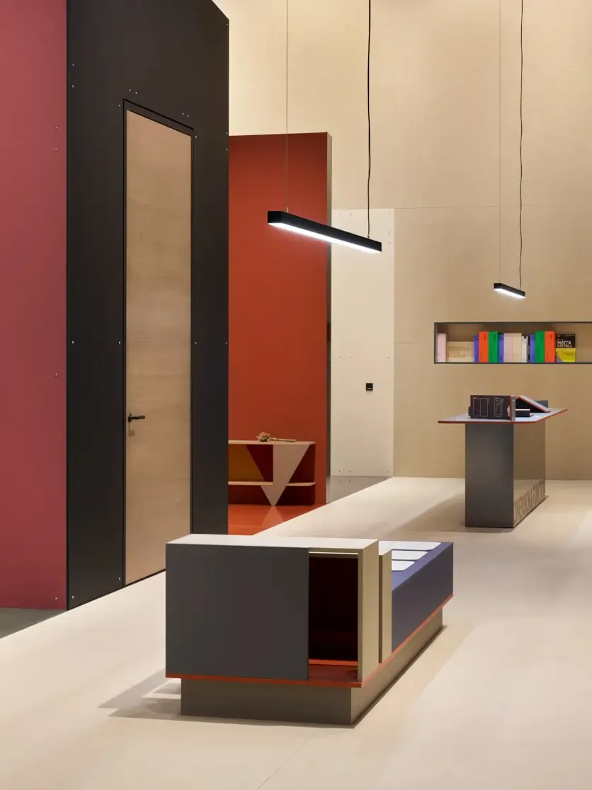 Minimalistischer Messestand von Westag mit freistehender Tür, abgehängten LED-Leuchten und geometrischen Display-Elementen auf der BAU 2025.