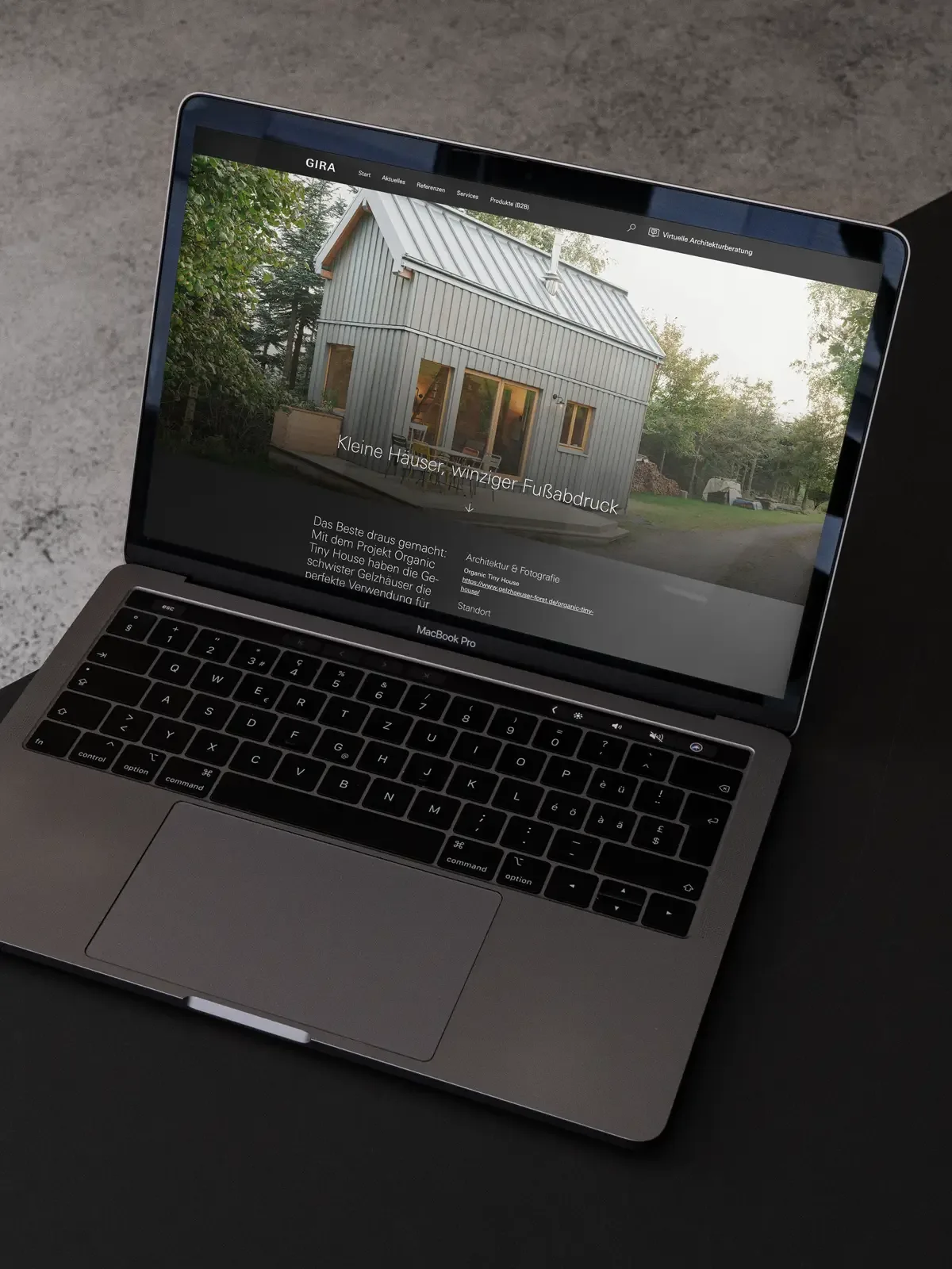 Gira-Website mit Tiny House-Referenz auf MacBook. Hersteller-Referenzkommunikation für Architekten.